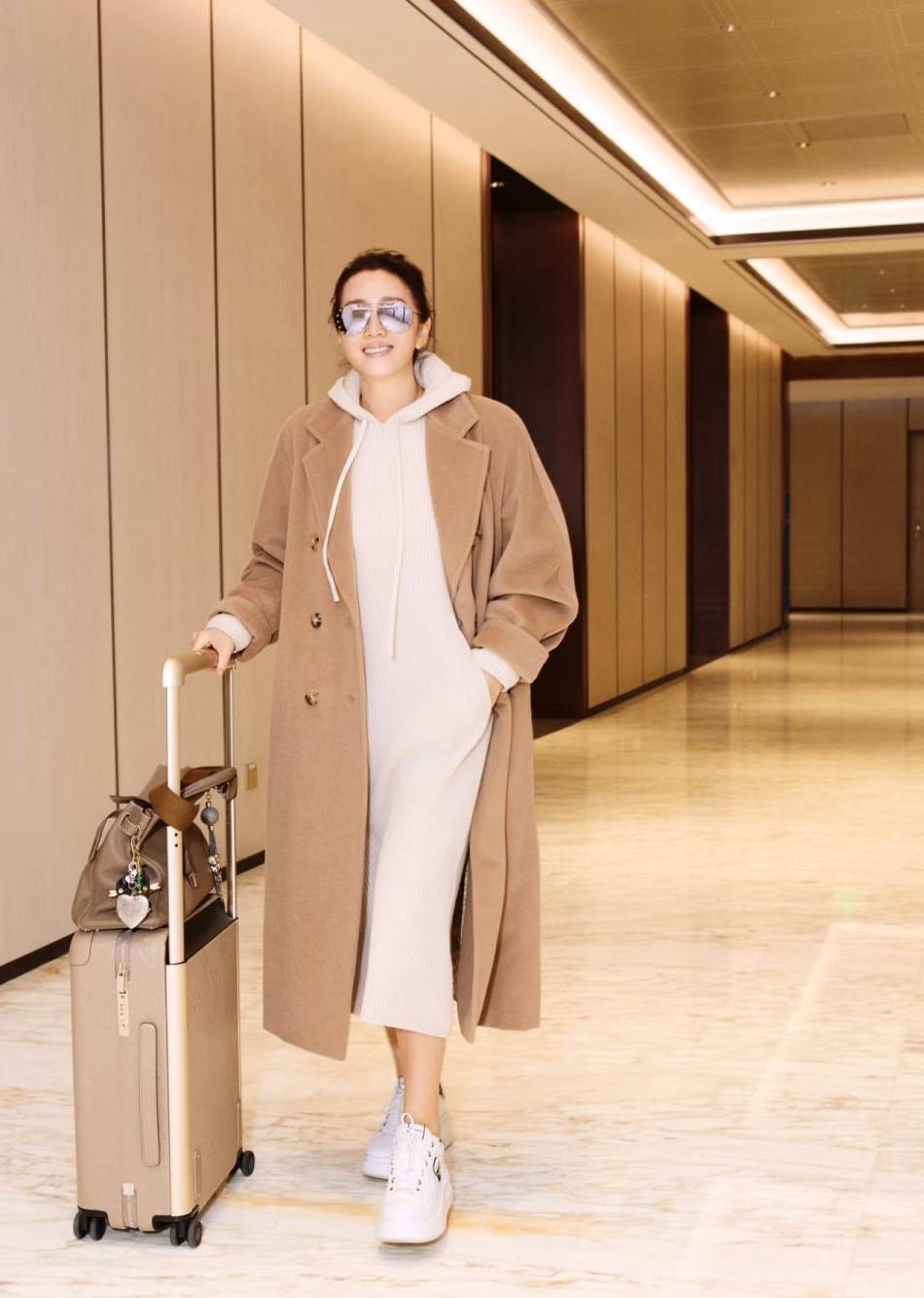 巩俐、梅姨、高圆圆...Power女性冬天少不了一件驼色大衣<strong></p>
<p>币安币价格</strong>!