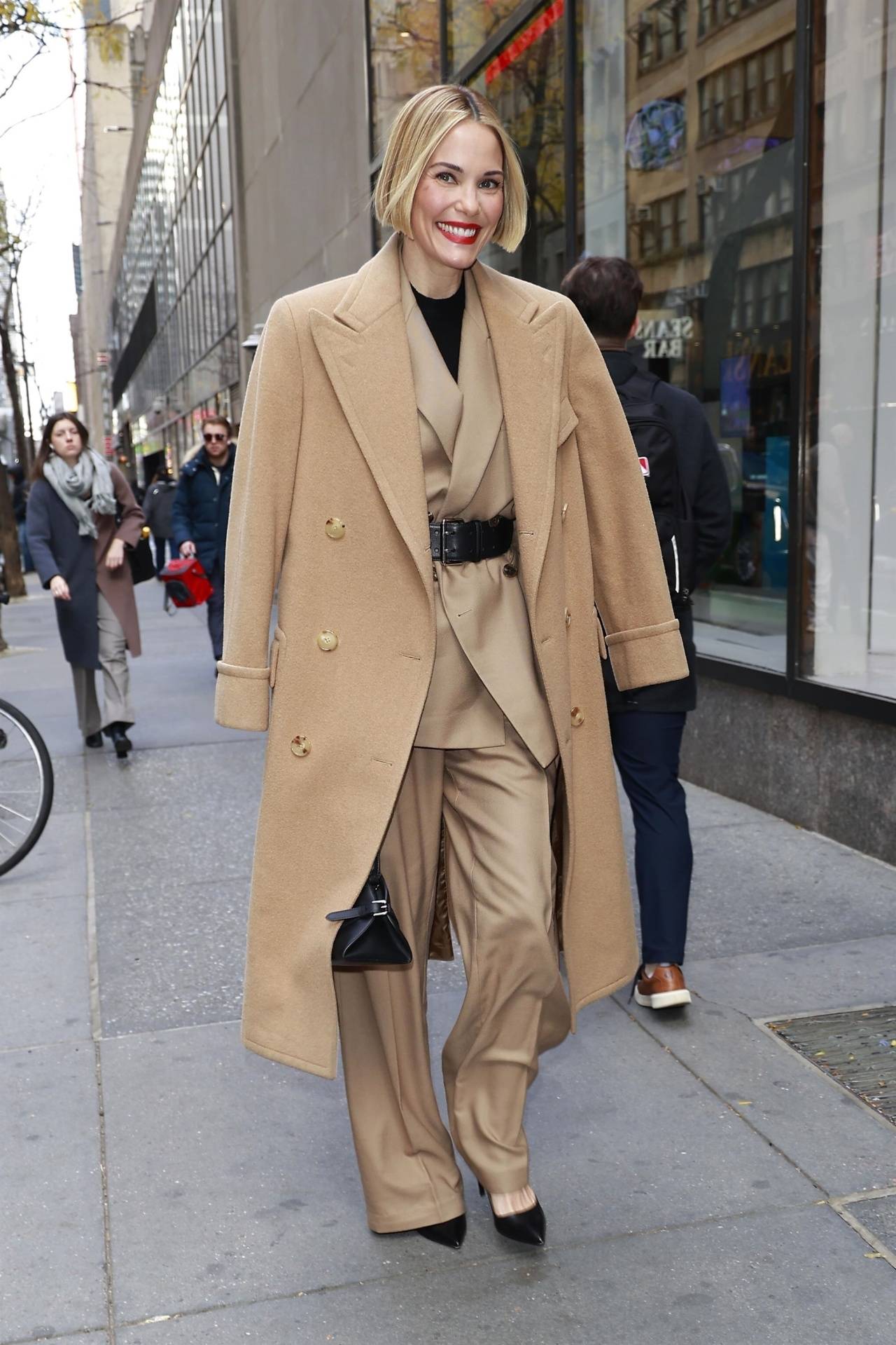 巩俐、梅姨、高圆圆...Power女性冬天少不了一件驼色大衣<strong></p>
<p>币安币价格</strong>!