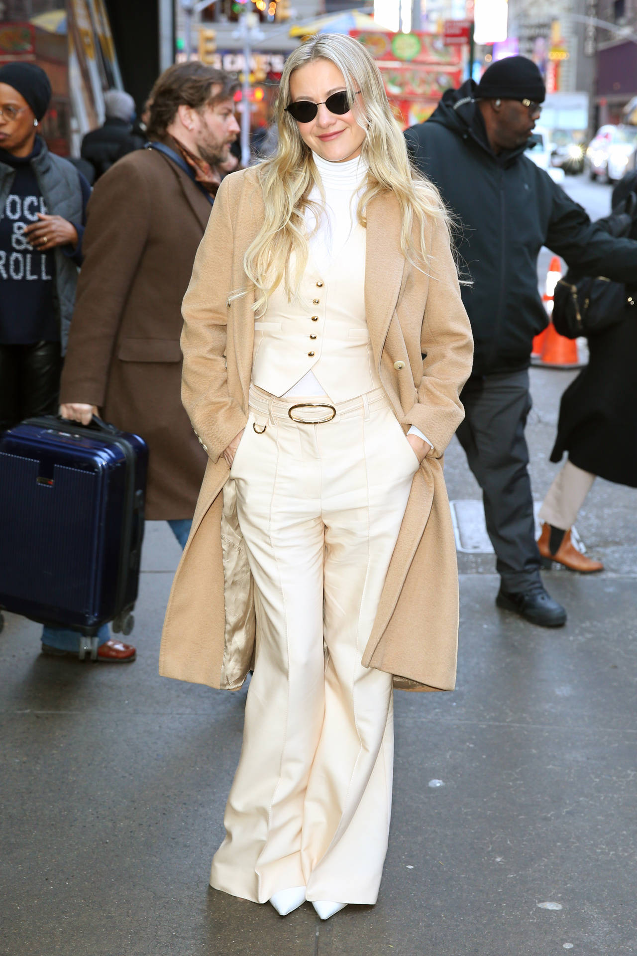 巩俐、梅姨、高圆圆...Power女性冬天少不了一件驼色大衣<strong></p>
<p>币安币价格</strong>!