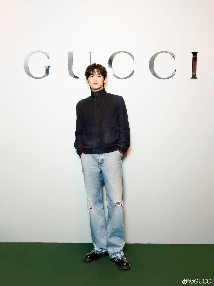 王楚然一席蓝色复古裙惊艳成都<strong></p>
<p>ADA价格</strong>,欧阳娜娜一身LV看展愈加熟女风!