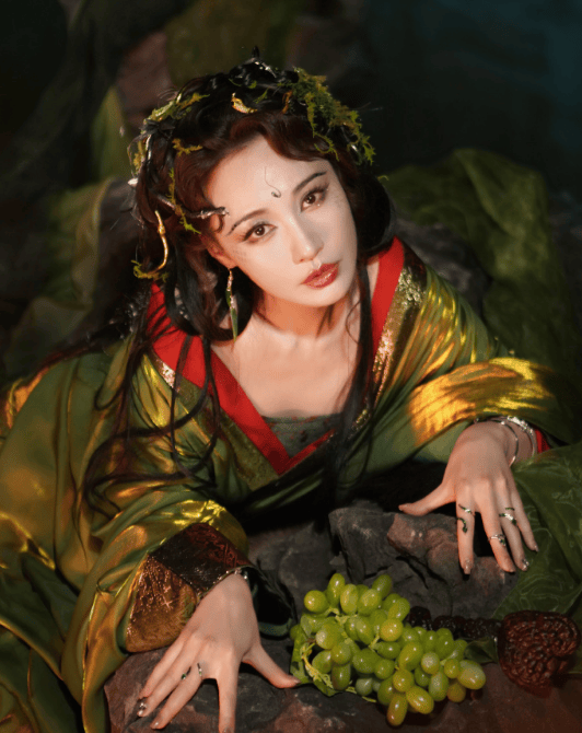 考古|杨雪女儿为妈妈拍站姐图<strong></p>
<p>ADA价格</strong>,颜值重现“江玉燕”,最美反派还是个宝藏女神!