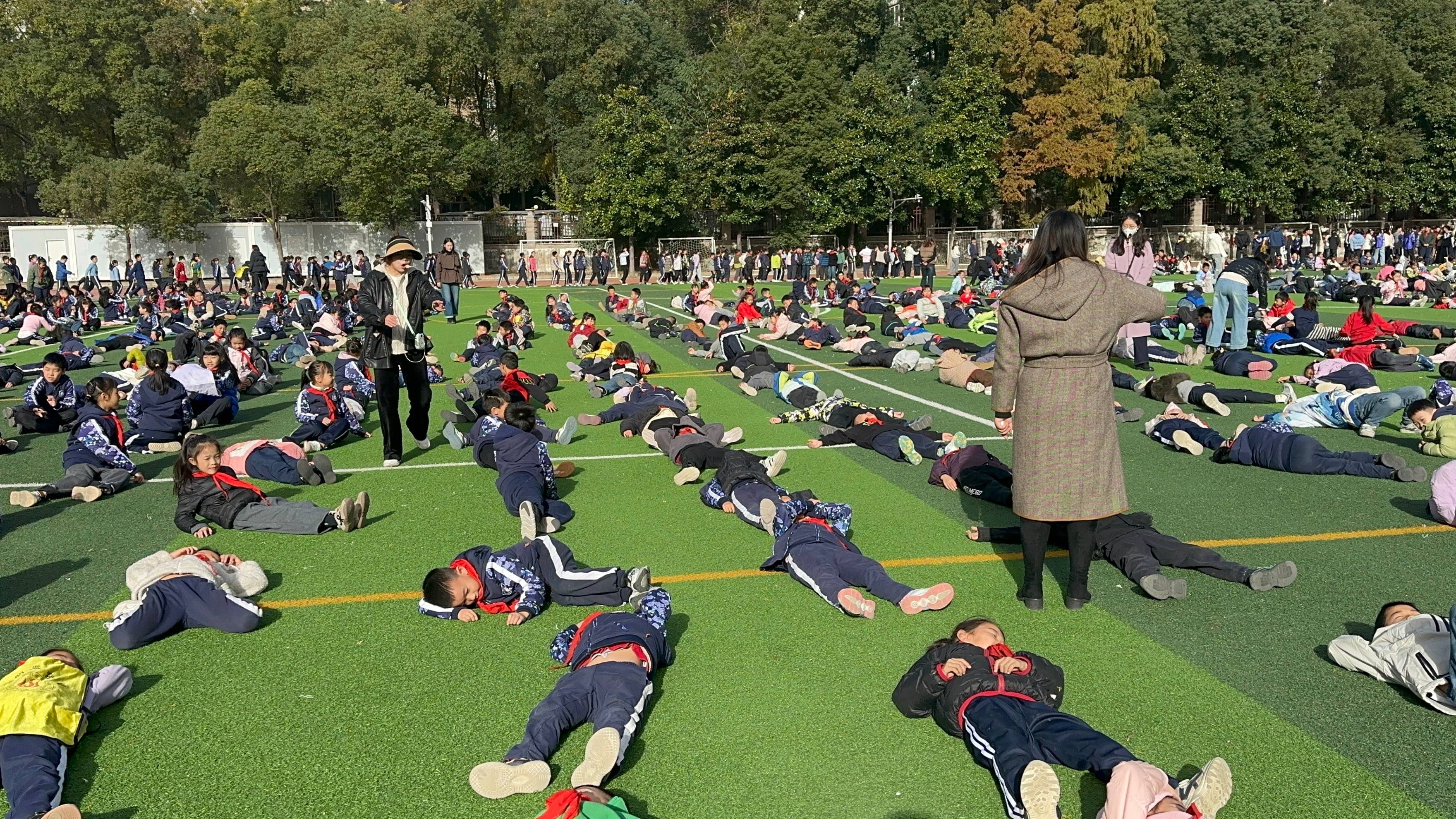 武汉一学校大课间秒变大型“晒娃”现场<strong></p>
<p>ADA价格</strong>，1700名学生乐得在操场上打滚，乐在其中