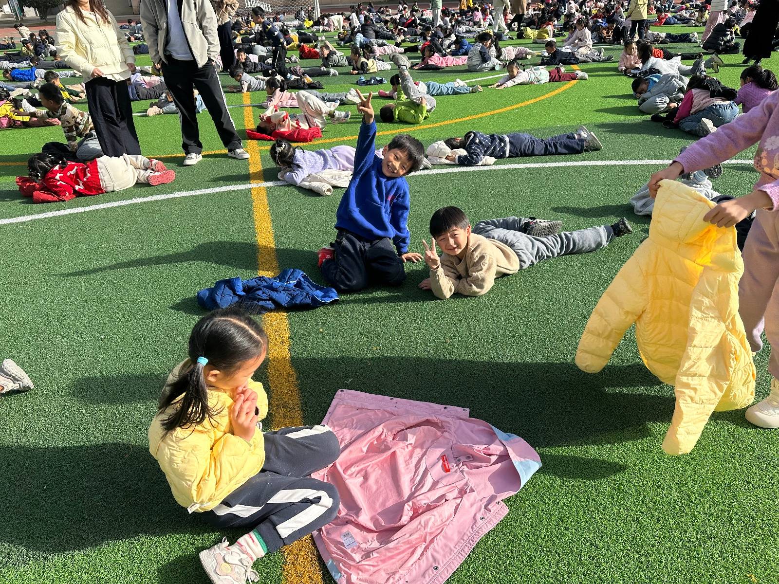 武汉一学校大课间秒变大型“晒娃”现场<strong></p>
<p>ADA价格</strong>，1700名学生乐得在操场上打滚，乐在其中