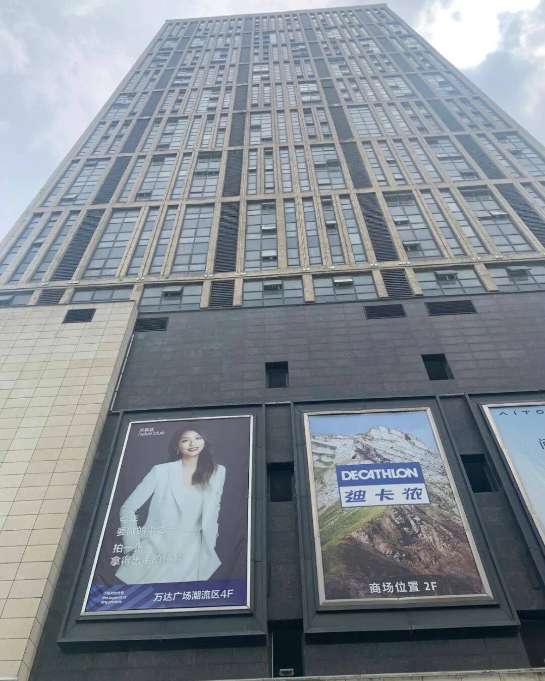 28岁女子被高空抛砖砸中离世，凶手被判处死刑；家属起诉事发地物业等单位：凶手6天里多次高空抛物