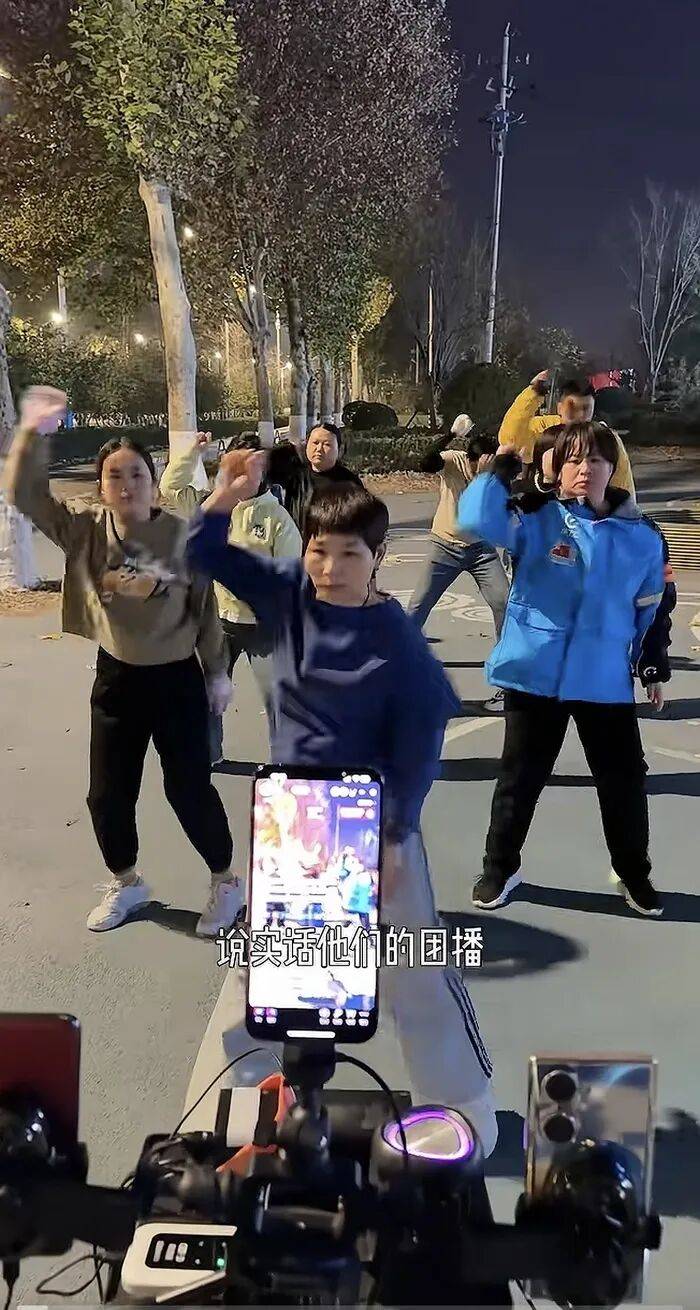 为救患癌孩子,父母冬夜在济南街头每晚跳舞五小时:吴克群发起千人共舞,点赞济南是“济燃”