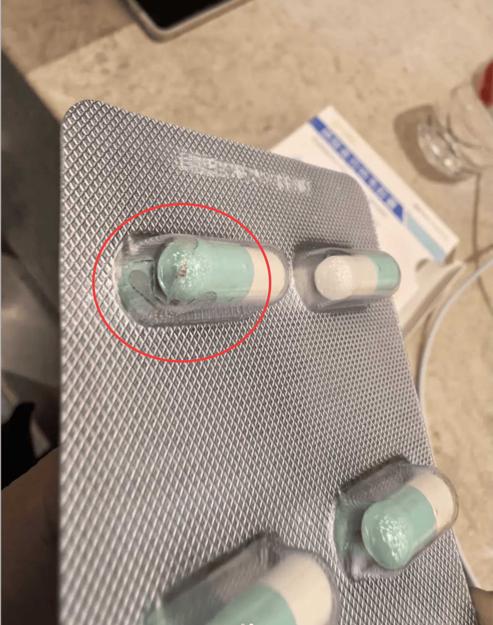 武汉一市民购奥司他韦胶囊,泡罩内现完整飞虫,药房:属实,已换货