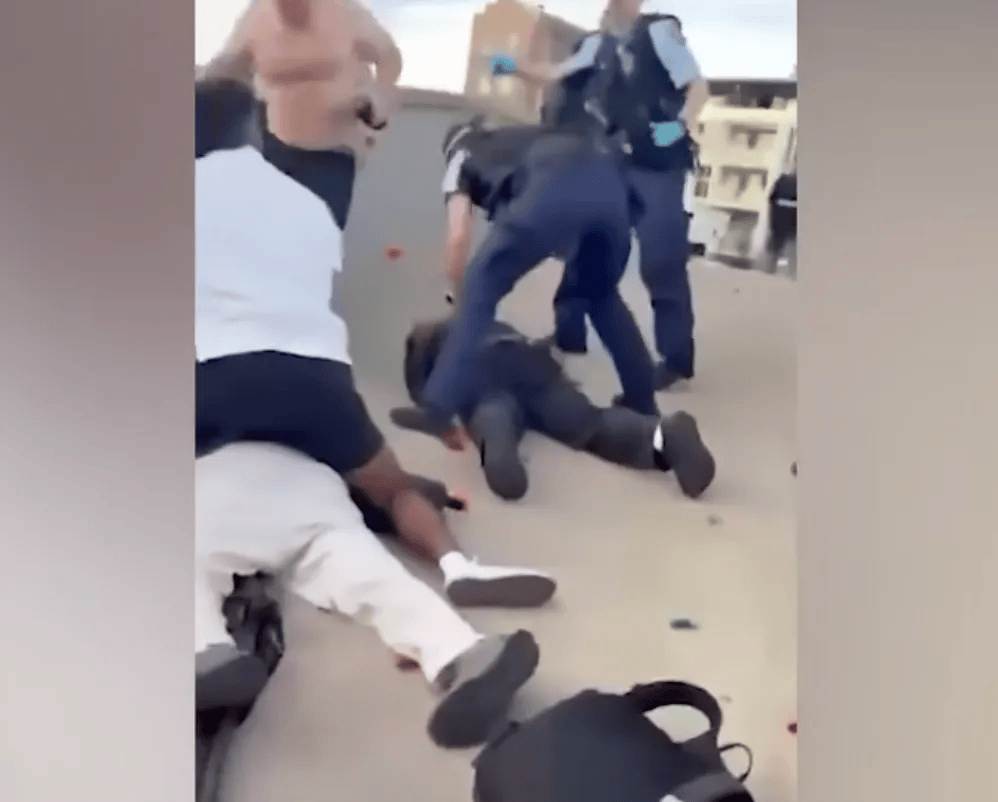 澳大利亚海滩枪击事件两名枪手为父子关系<strong></p>
<p>区块链挖矿价格</strong>,父亲50岁,儿子24岁!一名路人冒险夺枪反击,身中两弹,需接受手术