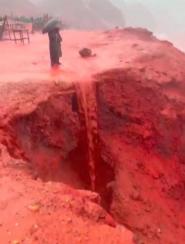 罕见!伊朗霍尔木兹岛遭遇强降雨<strong></p>
<p>虚拟货币平台</strong>,部分海域变成“血色海洋”