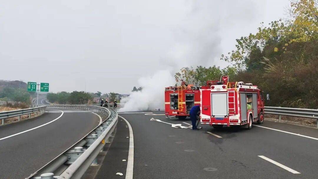 四川高速上一汽车突发自燃!车内两人闻到异味后果断弃车<strong></p>
<p>虚拟货币平台</strong>,成功逃生