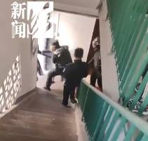 日日惊恐<strong></p>
<p>虚拟货币交易平台</strong>！上海夫妻持斧逐户砍砸邻居家门！居民：多年噩梦...