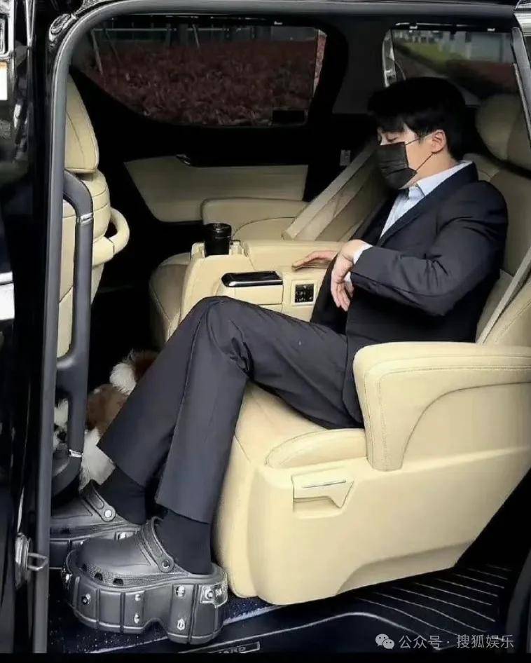 刚开年又曝一对相差15岁的恋情？他这一周两段绯闻真是连环暴击啊<strong></p>
<p>区块链虚拟货币</strong>！