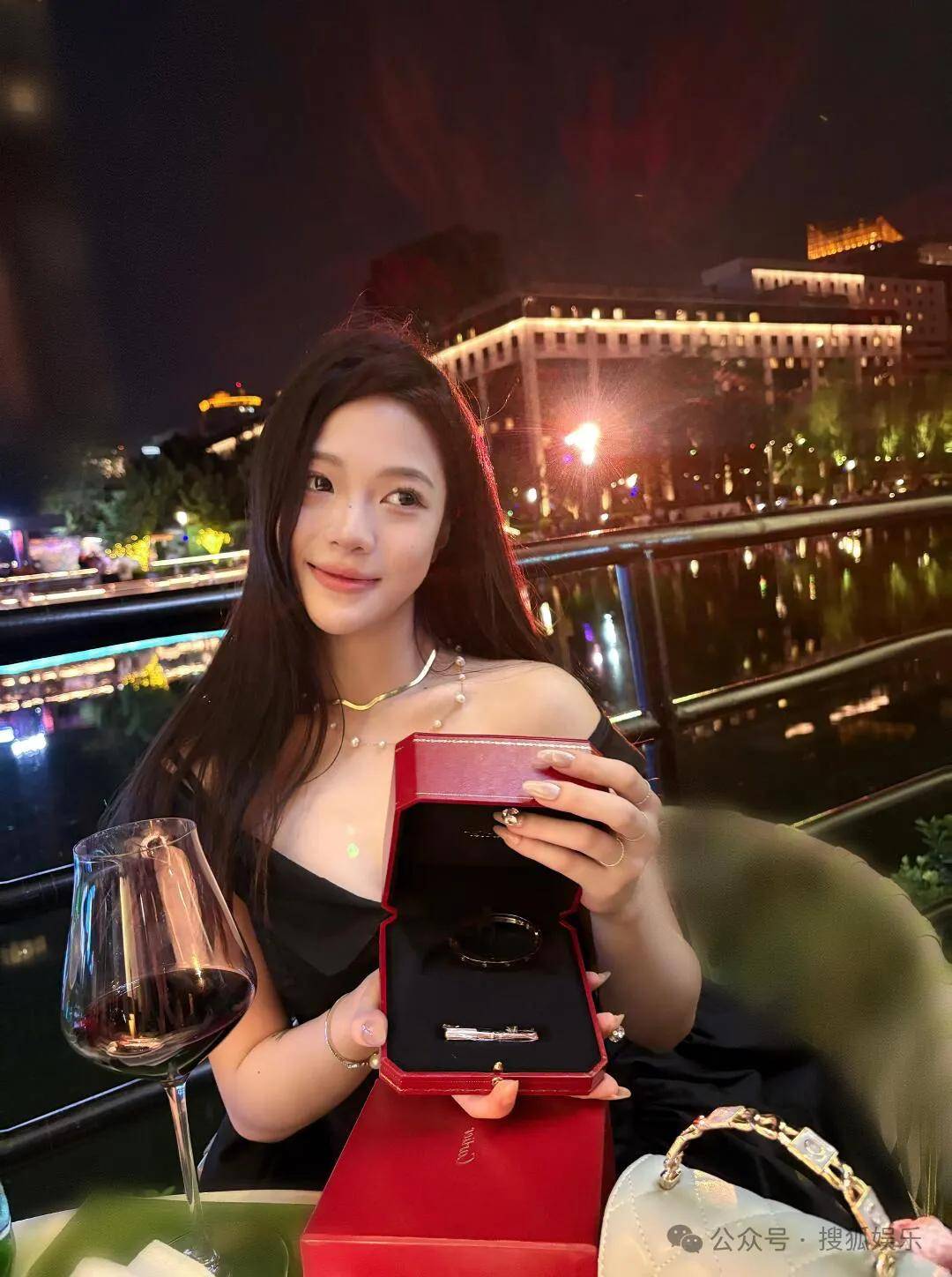 刚开年又曝一对相差15岁的恋情？他这一周两段绯闻真是连环暴击啊<strong></p>
<p>区块链虚拟货币</strong>！