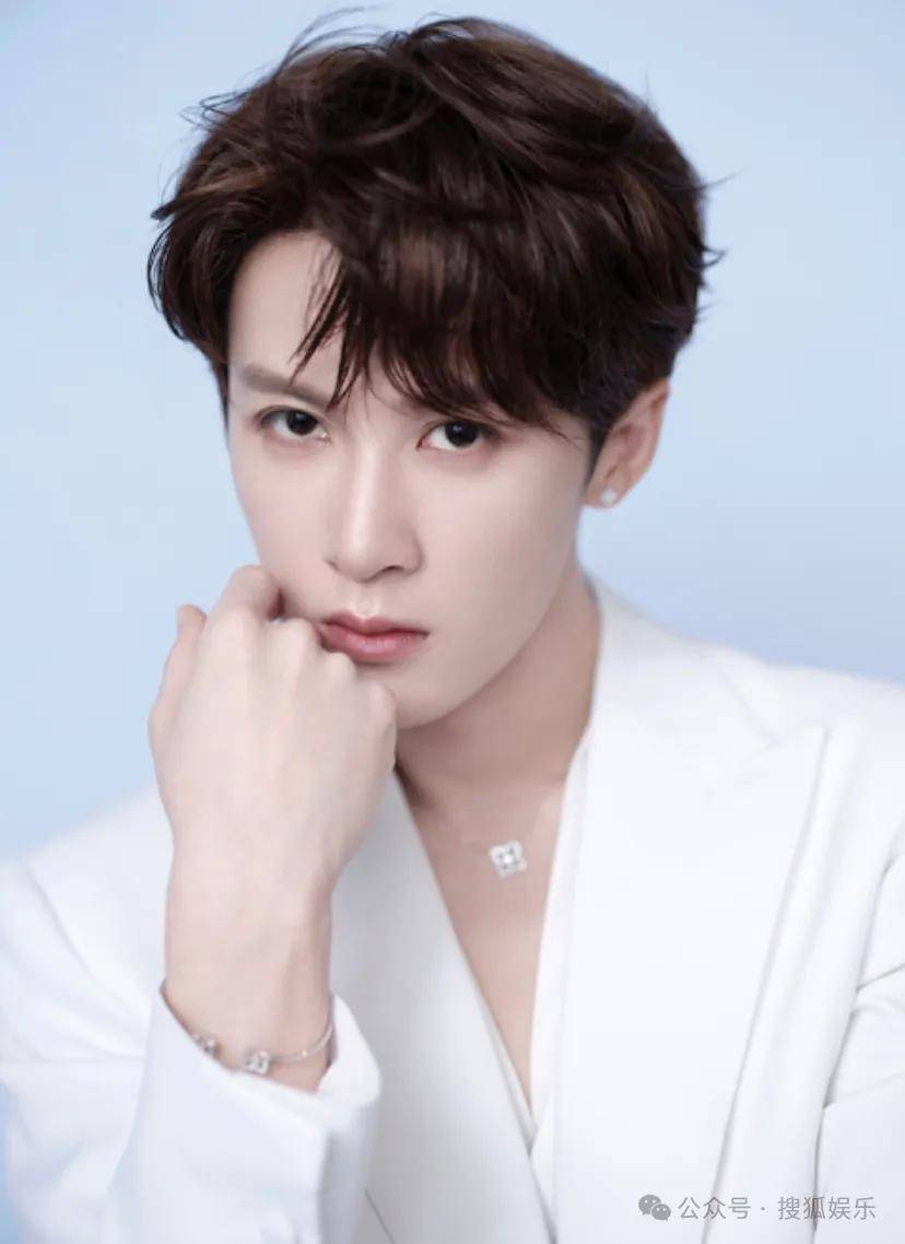 刚开年又曝一对相差15岁的恋情？他这一周两段绯闻真是连环暴击啊<strong></p>
<p>区块链虚拟货币</strong>！