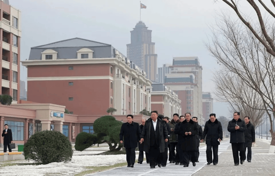 朝鲜“万套住宅”震撼亮相<strong></p>
<p>虚拟货币挖矿</strong>，金正恩莅临现场指导感叹：潮流之作