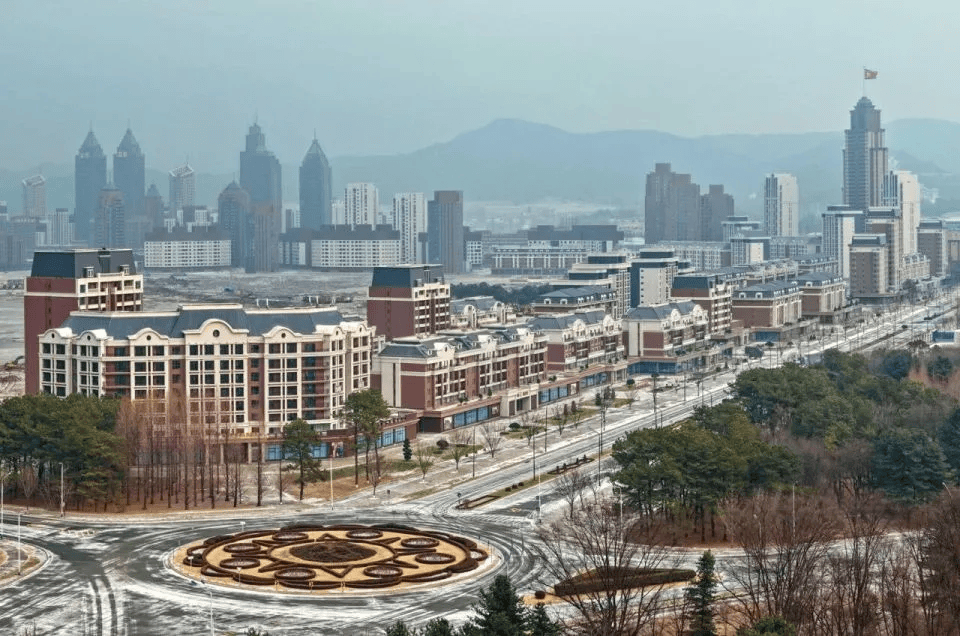 朝鲜“万套住宅”震撼亮相<strong></p>
<p>虚拟货币挖矿</strong>，金正恩莅临现场指导感叹：潮流之作