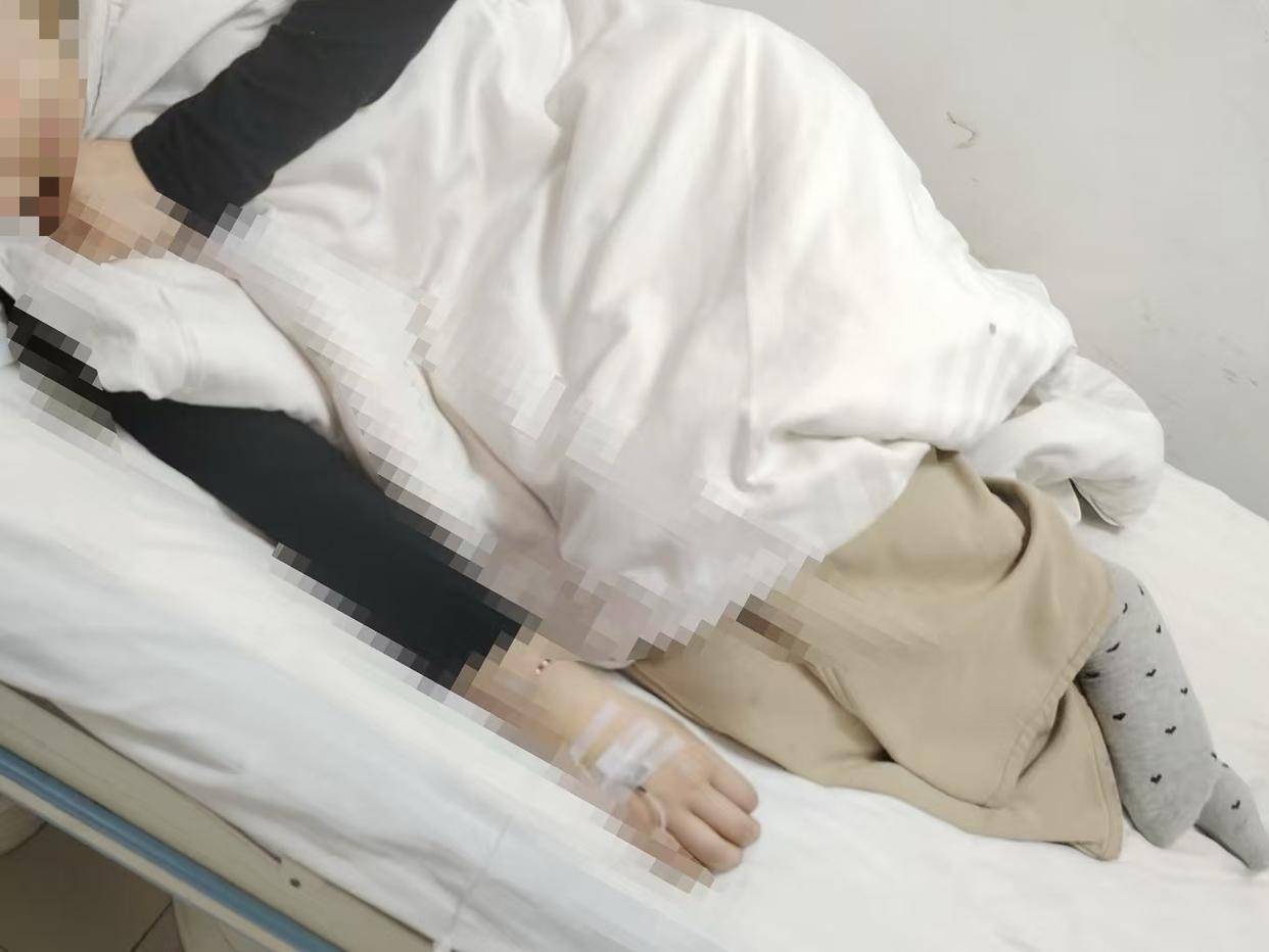 河南15岁女孩被当街暴打：当地沉默两天引质疑 打人夫妻已被批捕