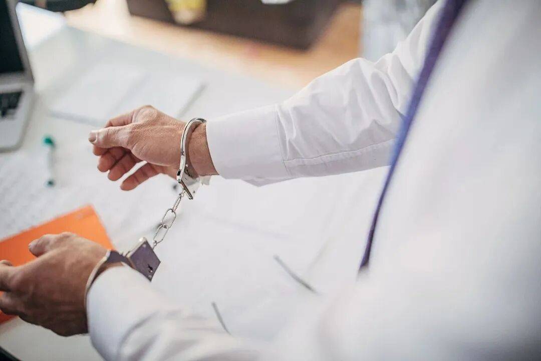 某重要岗位离职人员李某，主动投靠境外间谍机关