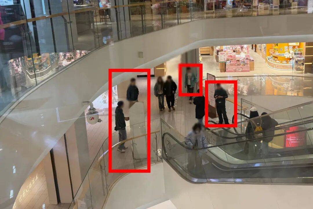 前方等位3200桌，女子排队到崩溃！现场一幕让人直呼：太无奈了