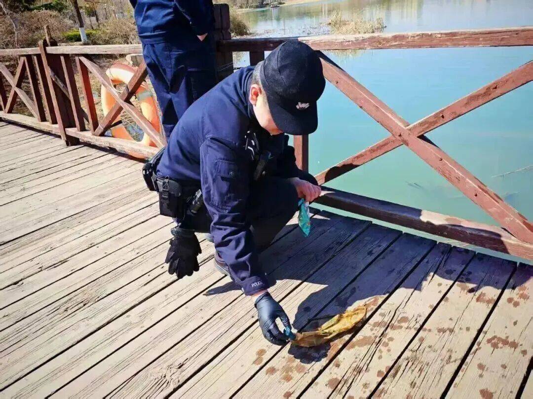 在公园游玩发现子弹<strong></p>
<p>虚拟货币矿机</strong>，果断报警！淄博这两名小学生，真棒！